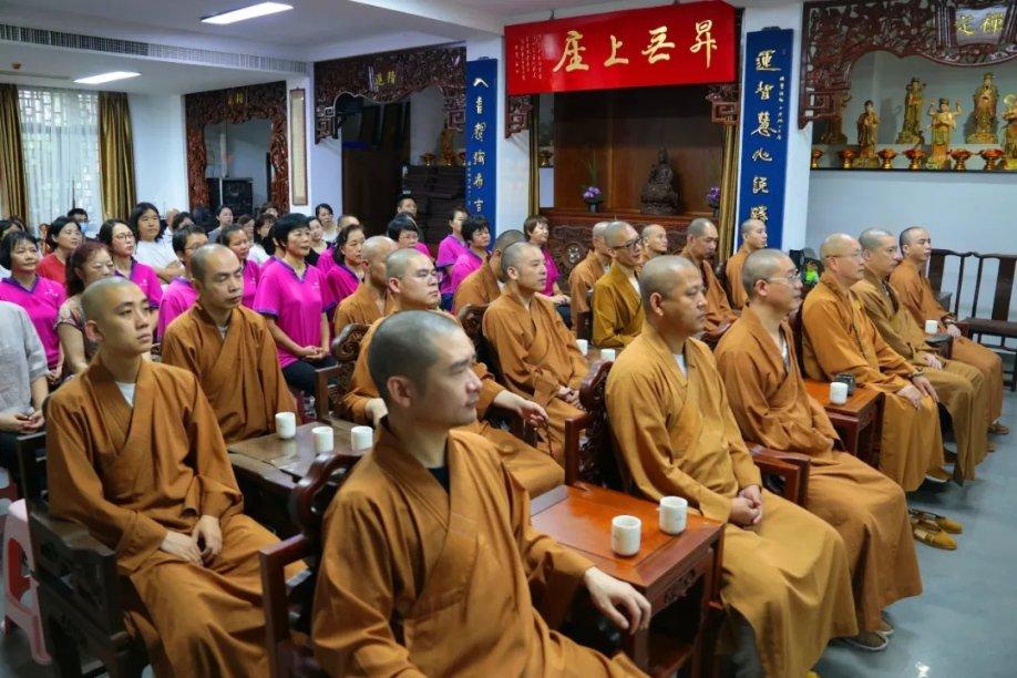 继天津跳水大爷后的又一“8A级景区”上热搜，西湖唱歌大爷火了