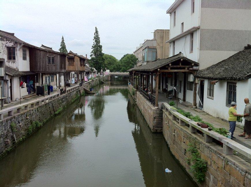 “商场保安徒手接住坠楼婴儿”视频热传，涉事保安公司：系模拟摆拍